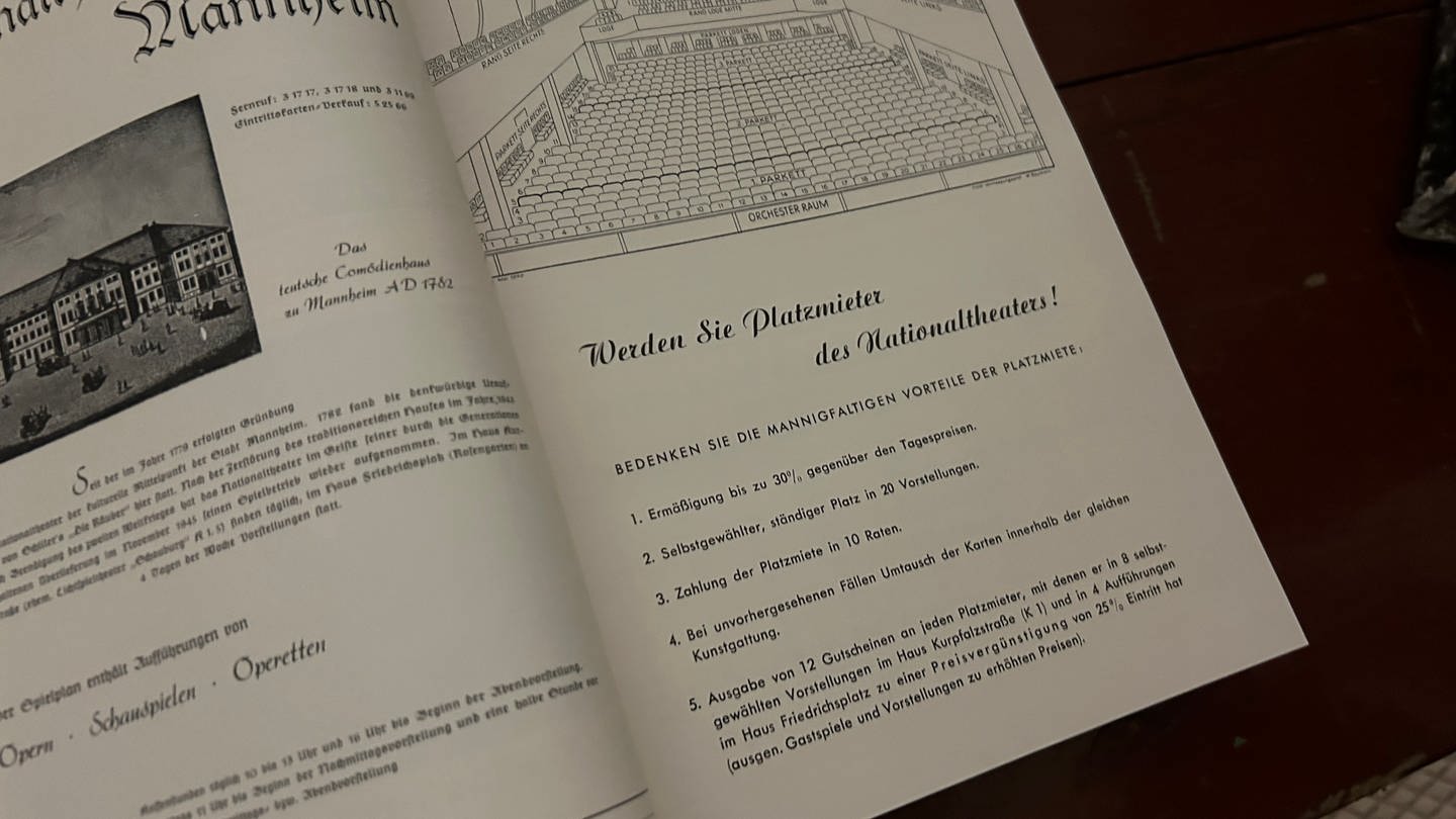 Bei den Sanierungsarbeiten des Nationaltheater Mannheims (NTM) haben Bauarbeiter einen historischer Fund gemacht - eine Zeitkapsel von 1954 mit wichtigen Dokumenten zur Grundsteinlegung.