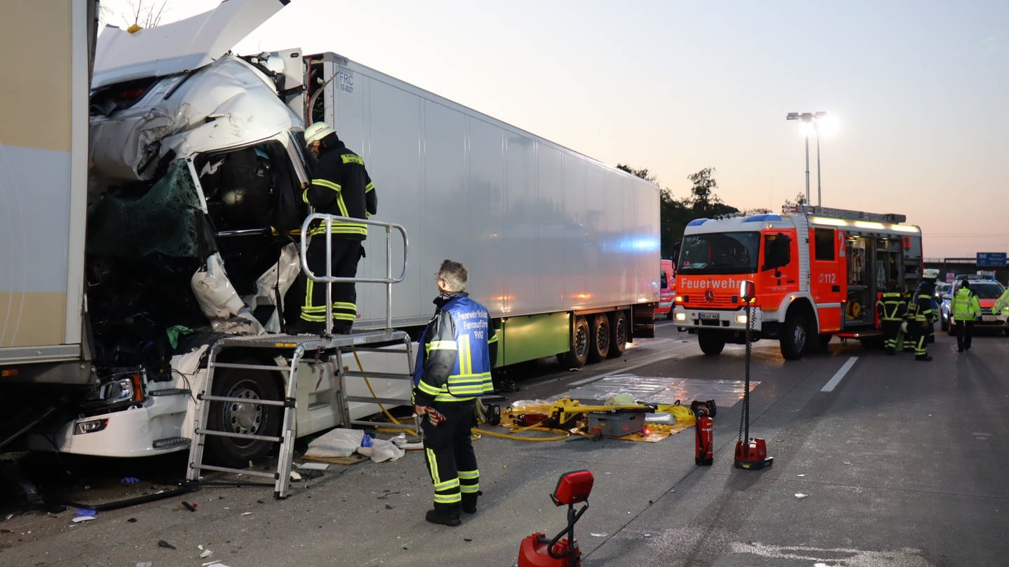 Ein Lkw ist schwer beschädigt