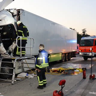 Ein Lkw ist schwer beschädigt