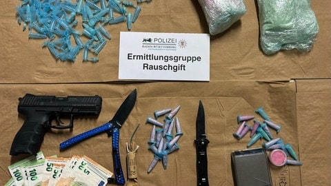 Sichergestellte Beweismittel der Polizei Mannheim - darunter: die sogenannte "El Tusi"-Droge, eine Schreckschusswaffe und Bargeld. 