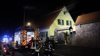 Aus dem Kurpfälzer Zollhof quillt Rauch, die Feuerwehr ist im Einsatz