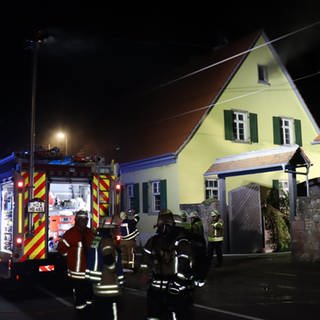 Aus dem Kurpfälzer Zollhof quillt Rauch, die Feuerwehr ist im Einsatz