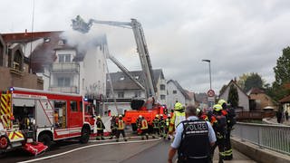 In Wiesloch brennt es in einer Dachgeschosswohnung. Die Feuerwehr löscht den Brand mit einem Leiterwagen.