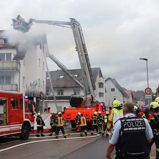 In Wiesloch brennt es in einer Dachgeschosswohnung. Die Feuerwehr löscht den Brand mit einem Leiterwagen.