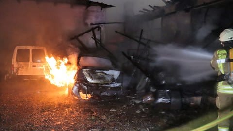 Feuerwehr löscht ein brennendes Auto