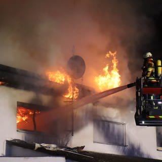 Feuerwehr löscht brennendes Haus