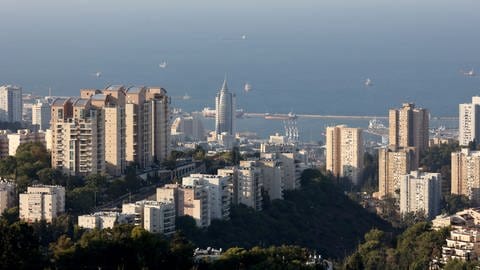 Hafen von Haifa in Israel, Frachtschiffe liegen auf Reede.