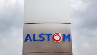 Das Firmenschild des Industriekonzerns Alstom in Berlin vor bewölktem Himmel (Symbolbild)