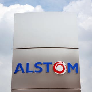 Das Firmenschild des Industriekonzerns Alstom in Berlin vor bewölktem Himmel (Symbolbild)