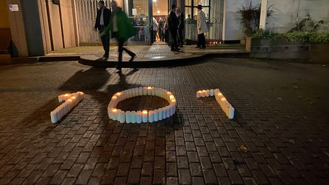 Vor der Mannheimer Synagoge haben Mitglieder der jüdischen Gemeinde Kerzen so aufgestellt, dass sie die Zahl "101" darstellen - zur Erinnerung an die 101 Geiseln, die sich noch immer in der Gewalt der Terrormiliz Hamas befinden sollen.