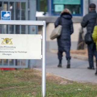 Geflüchtete betreten die Landeserstaufnahmestelle für Flüchtlinge in Ellwangen