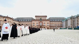 Die Ritter und Damen des Ritterordens vom Heiligen Grab zu Jerusalem vor dem Mannheimer Schloss