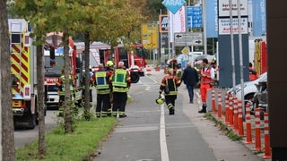 Einsatzfahrzeuge am Straßenrand