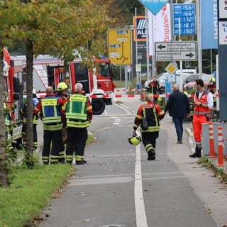 Einsatzfahrzeuge am Straßenrand