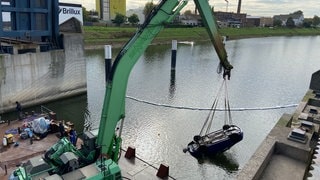 Ein Spezialschiff hat ein Auto aus dem Industriehafen geborgen