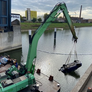 Ein Spezialschiff hat ein Auto aus dem Industriehafen geborgen