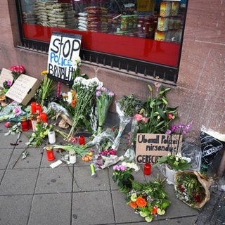 Blumen am Ort des Polizeieinsatzes in der Mannheimer Innenstadt im Mai 2022