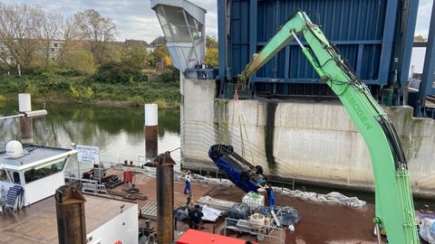 Ein Spezialschiff hebt ein Auto aus dem Wasser