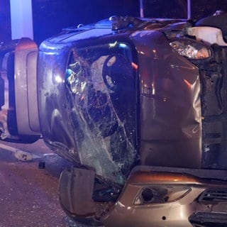 Ein völlig zerstörtes Auto liegt auf der Seite