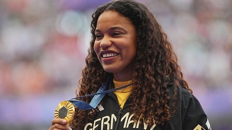 Kugelstoßerin Yemisi Ogunleye bei der Medaillenzeremonie mit ihrer Goldmedaille