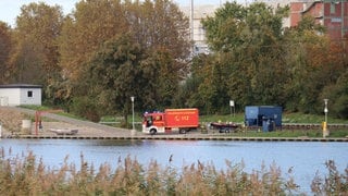 Am Neckarufer stehen einige Einsatzfahrzeuge