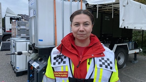 Anna Grabner-Strobach von den Samaritern aus Österreich vor einer Trinkwasseraufbereitungsanlage