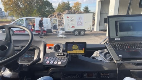 Blick aus dem Fahrerhaus eines autonomen Busses in Mannheim