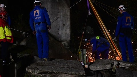 Bei der Katastrophenübung "Magnitude": Leichen werden aus den Trümmern eines Hauses geborgen