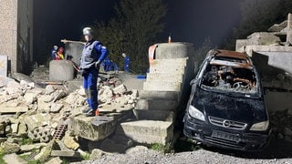 Magnitude, vermeintliche Todesopfers werden in Mosbach aus Trümmern geborgen - nach einem fiktiven Erdbeben.