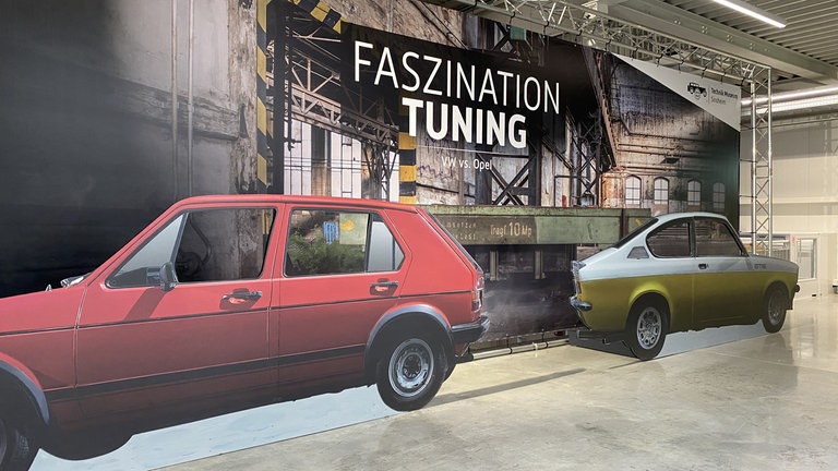 VW Golf und Opel Kadett unter dem Titel der Ausstellung "Faszination Tuning" in Sinsheim