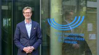 Andreas Brämer vor der Hochschule für Jüdische Studien in Heidelberg