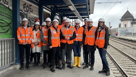 Gruppenfoto bei der Baustellenbegehung am Bahnhof Mannheim-Neckarstadt