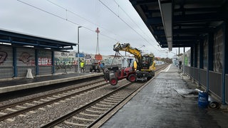 Ein Kran ist auf der Schiene unterwegs am Bahnhof Mannheim-Neckarstadt