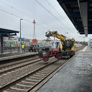 Ein Kran ist auf der Schiene unterwegs am Bahnhof Mannheim-Neckarstadt