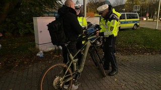 Polizisten kontrollieren bei einer Schwerpunktkontrolle in Heidelberg Radfahrer