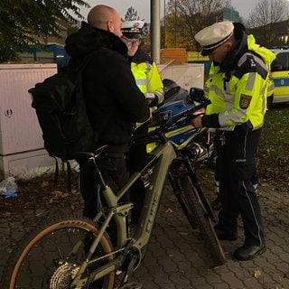 Polizisten kontrollieren bei einer Schwerpunktkontrolle in Heidelberg Radfahrer