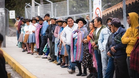 Schlange von Menschen vor Missionskrankenhaus in Peru