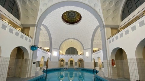 Schwimmhalle zwei im Herschelbad mit großer Kuppel.