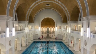 Sicht von oben auf das Becken im Herschelbad in Mannheim.