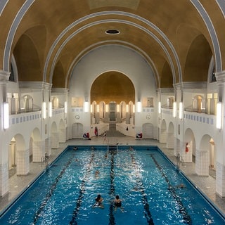 Sicht von oben auf das Becken im Herschelbad in Mannheim.