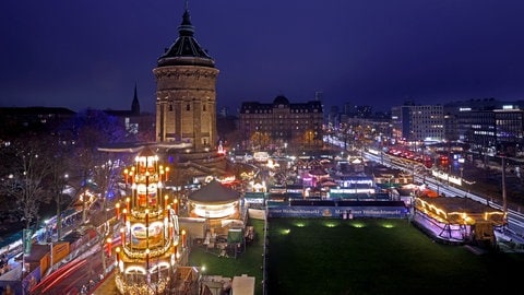 Die Weihnachtspyramide am Mannheimer Wasserturm