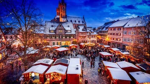  Auf dem Ladenburger Weihnachtsmarkt stehen Hütten vor der romantischen Fachwerk-Kulisse