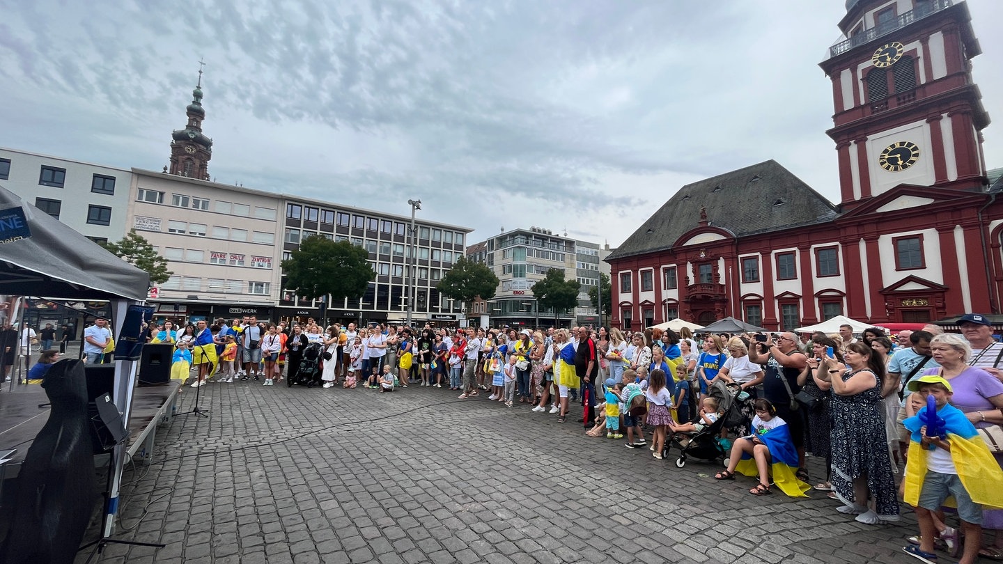 In Mannheim und Heidelberg sind mehrere hundert Menschen zum Unabhängigkeitstag der Ukraine auf die Straße gegangen.