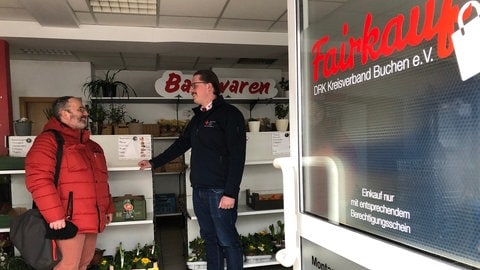 Steffen Horvath (DRK Kreisverband Buchen) und Alexander Weinlein (Herz statt Hetze) im DRK-Fairkauf-Laden in Adelsheim