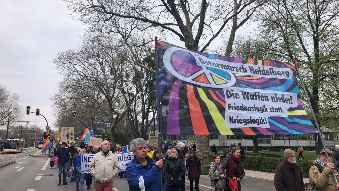 Rund 250 Personen haben am Karsamstag laut Polizei am Ostermarsch in Heidelberg teilgenommen.