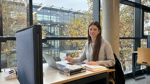 Studentin beim Lernen in der Dualen Hochschule Baden-Württemberg Mannheim DHBW