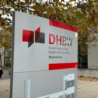 Das Schild der Dualen Hochschule Baden-Württemberg DHBW in Mannheim