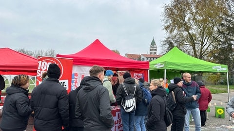 Demonstrierende gegen den AfD-Landesparteitag in Ketsch informieren sich an den Ständen verschiedener Bündnisse.