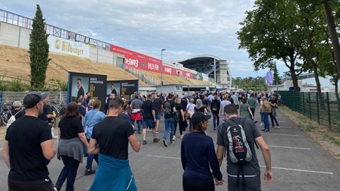 Menschen laufen zum Hockenheim-Ring