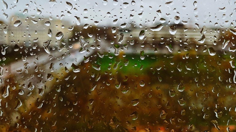 Regentropfen auf Fensterscheibe